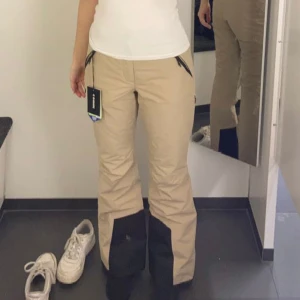 Everest överdragsbyxor / skidbyxor  - Super fina överdragsbyxor från Everest som endast är använda 2 gånger. Jätte bra skick. Säljs då de blivit för små. Kom privat vid intresse🌟