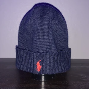 Polo Ralph lauren mössa  - Tjabba! Säljer denna polo Ralph lauren mössa som inte andvänds längre. Den är i väldigt bra skick näst intill nyskick. Mörkblå med rött märke. (Tvättlappen är avklippt) Tveka inte att höra av er!!