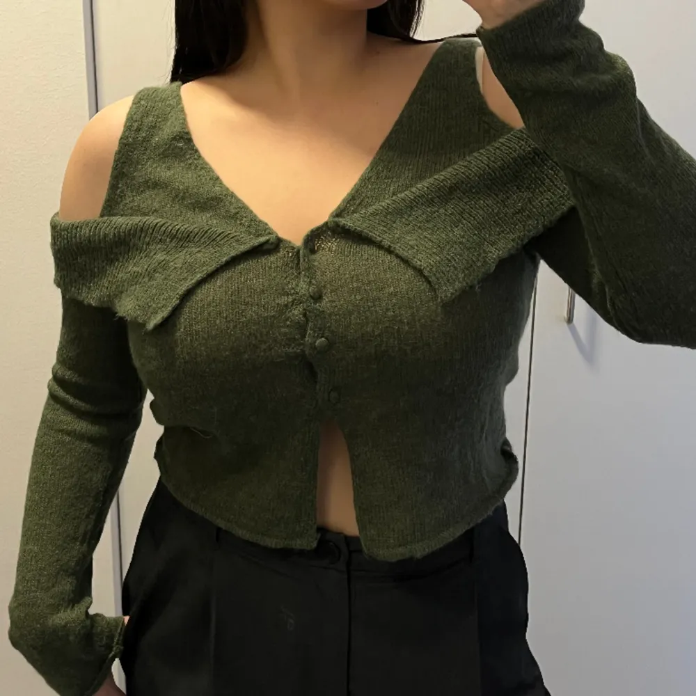 Supersnygg topp från ZARA, aldrig använt. Ull-blandad tyg, skön och varm material. Strl L men känns mer som M, eller däremellan. Jag brukar bära M. Nypris 399kr. Neuleet.
