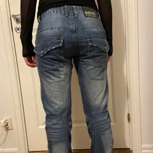 Ett par jeans som är köpta här på Plick men aldrig använda av mig då det inte passar.Dem är från Cross Hatch