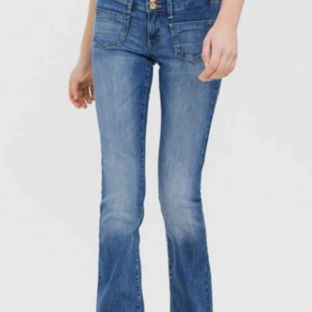 Säljer dessa rikigt snygga low waist jeans från vero Moda, då de är för korta tyvärr 🫶 Storlek 25:32 men passar passar mindre 💕 Be om egna bilder ⭐️. Jeans & Byxor.