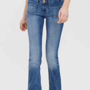 Vero Moda jeans  - Säljer dessa rikigt snygga low waist jeans från vero Moda, då de är för korta tyvärr 🫶 Storlek 25:32 men passar passar mindre 💕 Be om egna bilder ⭐️