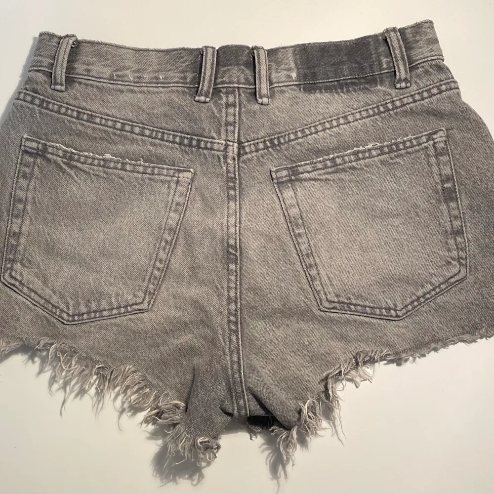 Moderna jeansshorts från Zara, perfekta för sommaren. Köptes förra sommaren och blivit för små. Använda ett fåtal gånger!💞💞(för fler bilder skriv privat!)🤍🤍. Shorts.
