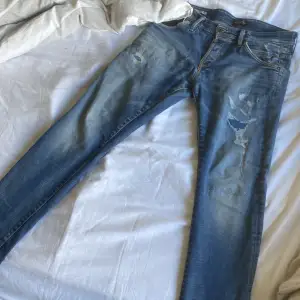 Tja säljer mina jack and Jones jeans 👖 | storlek SLIM| 30| skriv vid intresse, frakt utan Plick med spårbar frakt postnord för kan inte verifiera med bank id tyvärr, mvh!