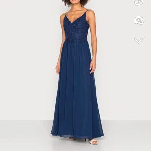 Bal klänning  - Säljer min fina balklänning💞den är väldigt tajt i midjan och bröstet. Jag har vanligt storlek S och sitter perfekt på mig!💞pris kan diskuteras. TRYCK INTE PÅ KÖP DIRKET‼️‼️