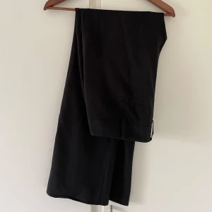 Kostymbyxor  - Svarta kostymbyxor från Kappahl. Köpta secondhand. I bra skick!