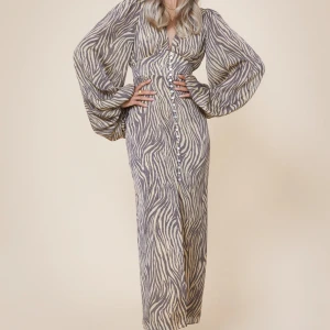 Adoore klänning  - Säljer en helt ny adoore klänning den e helt oanvänd då den e lite för liten för mig men har glömt av att skicka tillbaka den. Super fin och dröm klänning tyvärr lite för liten. Storlek 34 kan passa en 36 också. Skriv för frågor och fler bilder❤️