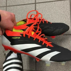 Adidas predator - 43 1/3 testade en halv tröning typ, låda kastad men påsen finns. Skick 10/10