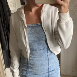 Cropped hoodie - Säljer nu min cropped zip up hoodie. Så skön och så fin! Bra material nu inför sommaren. I storlek S. Säljes även i grått.