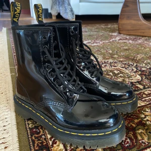 Dr martens  - Knappt använda fina dr martens skor i bra skick! Inga defekter💗 Nypris: 2100kr  Pris kan diskuteras men minst 1000 Kontakta för fler bilder/mer info