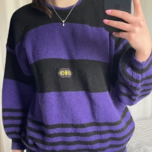 Vintage stickad tröja  - Supercool stickad tröja köpt i en vintage butik. Snygg detalj i guld. Ärmarna är något puffiga vilket är supersnyggt. Står att det är storlek M men passar även S💜