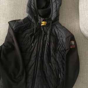 Parajumper jacka - Säljer nu min parajumper jacka i behov av att jag inte använder den. Skicket på den är 8/10, har använt den några gånger, fläckfri jacka.Storleken är L fast passar även M. Kvitto finns. 