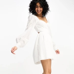 Studentklänning  - Supersnygg oanvänd studentklänning, med prislapp kvar. Från Nakd x chloé schuterman. Slutsåld på NAKD.