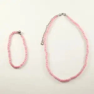 Elegant halsband och armband av sterlingsilver med rosa pärlor från Ti Sento Milano. Köp båda billigt i paketpris 350kr. Väldigt fina och inget att anmärka på. Nypris över 1000kr