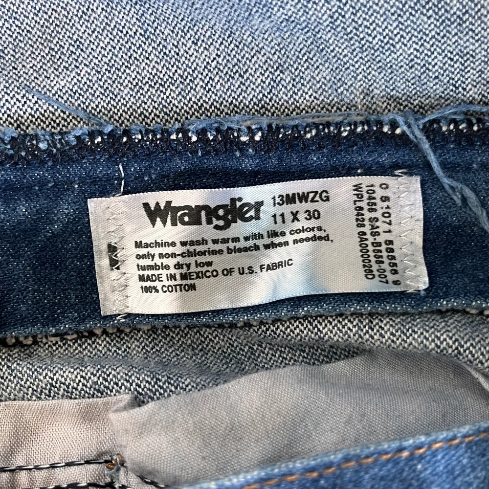 Wrangler jeans, fint skick trots använda en del. Köpta second hand (beyond retro) för ett antal år sen. Storlek oklart, skulle säga 27/28 i midjestorlek. . Jeans & Byxor.