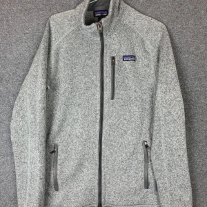 Patagonia Fleece - Tjena, nu har de blivit dax att sälja min riktigt snygga patagonia fleece. Jätte skön och snygg tröja som passar till de mesta. Super bra skick och sparsamt använd, nypris 1600kr, skriv för fler frågor & funderingar.  (Storlek M passar S)