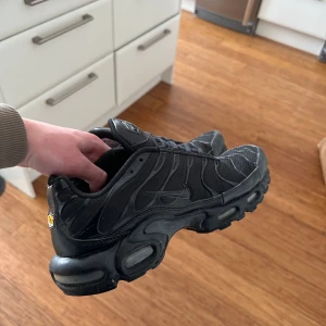 Nike tns - Säljer nu mina Nike tns eftersom jag vill köpa några andra skor. Dom är ändå fint skick, kan tvättas innan jag skickar. Köpt från Nike för 2299kr för 5 månader sen. Pris kan diskuteras 