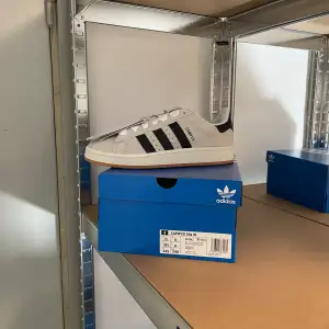 Säljer ett par helt nya adidas campus 00 i färgen crystal white, storlek 39 1/3. Kvitto finns, skriv vid intresse.