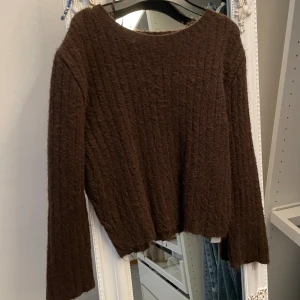 Brun Stickad Zara Tröja - Jätteskön och bra material. Är lite kort vid magen men väldigt skön. 
