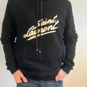 Säljer även en till saint Laurent hoodie i topp skick. Men den saknar också lapp från fabrik där det ska stå saint Laurent på i nacken. Hör av dig vid funderingar eller frågor. 1:1