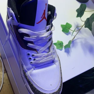 hej, jag säljer mina Travis scott jordans 3 jag gilla dom inte så mycket  - Bra, skick coola, skor sköna 