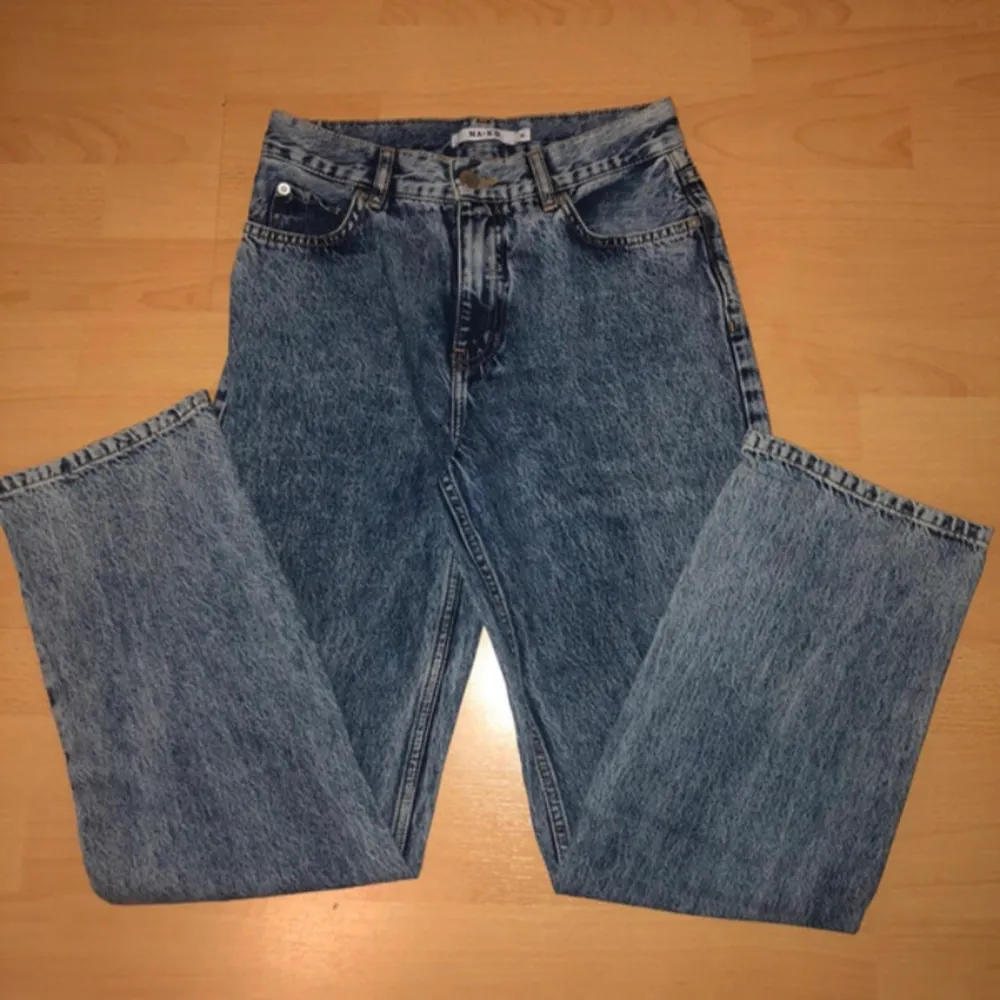 Raka jeans ifrån NA-KD  i storlek 36 men lite små i storlek  I väldigt gott skick   För mer info eller bilder på, kontakta mig 🤗. Jeans & Byxor.