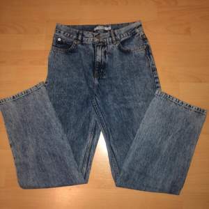 Raka jeans ifrån NA-KD  i storlek 36 men lite små i storlek  I väldigt gott skick   För mer info eller bilder på, kontakta mig 🤗