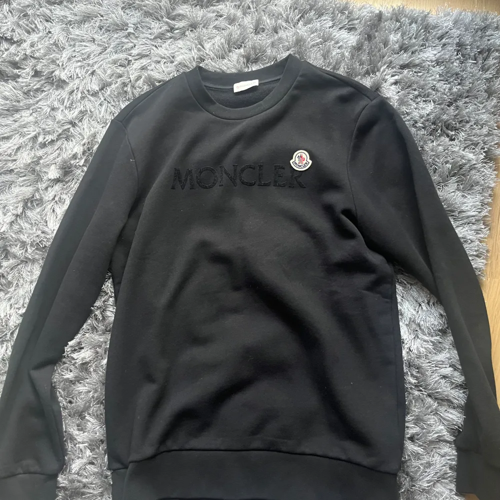 Moncler sweatshirt svart, säljer för jag inte använder längre, storlek M. Tröjor & Koftor.