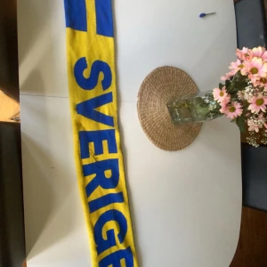 Signerad Sverige halsduk till salu - Pris kan diskuteras!