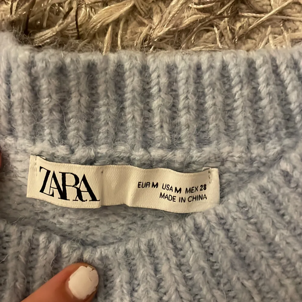 Tvääär snygg stickad tröja från Zara och så sjukt söt färg! Inga defekter & köpt på vinted!🤩🤩Pris kan diskuteras! (M fast sitter som S!). Stickat.