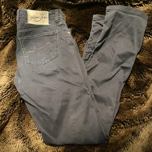 Jacob cohën shinos - Supersnygga Jacob cohën shinos nu till sommaren, skicket på dem är superbra utom 2 deffekter varav den ena knabbt syns och den andra är en tråd lös (se bild 4-5) men annars superfina. Nypris runt 4500 kr