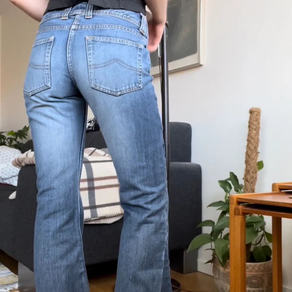 Lågmidjade bootcut jeans köpta second hand, tyvärr för små för mig. . Jeans & Byxor.