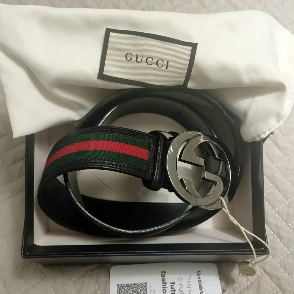 Klassiskt Gucci-bälte som jag har köpt på webbsidan VESTAIRE COLLECTIVE(ni kan se att bälte var legitimerade av dem på sista bilden), men passar inte på min midja. ⚠️ innehåller låda; ⚠️ längd 85 cm och bredd 4cm; ⚠️ Begagnade.. Asusteet.