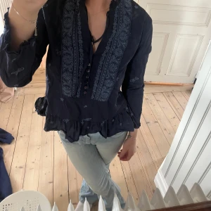 Söt blus  - Säljer denna då det aldrig kommer till användning. Köpte den tidigare på sellpy💕 Det finns inga tecken på användning.