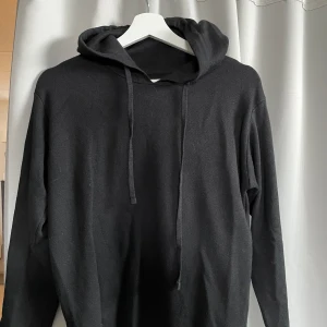 ”Ull/stickad” hoodie - Riktigt snygg och stilren hoodie. Bra skick  Size/S