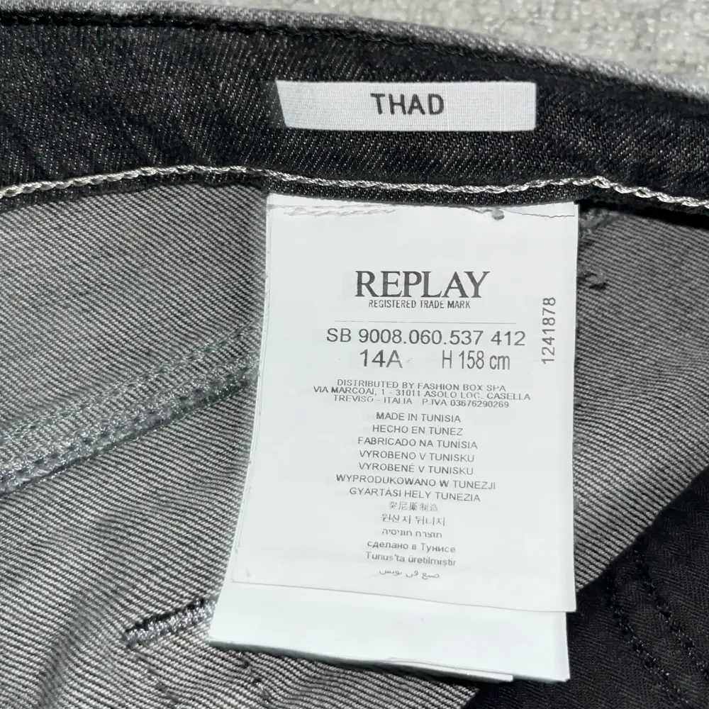 Det är Replay jeans som bär storlek 158cm eller 14A. De är i väldigt bra skick och har inga tecken på användning. Nypris är 800 kr och mitt pris är 500 kr. Jeans & Byxor.