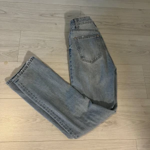 Jeans - Blåa jeans från bershka, använda ett par fåtal gånger. Är i mycket bra skick. Jeansen är i storlek 32