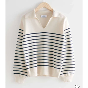 Tröja - Säljer denna tröja från & Other Stories då den inte kommer till användning. Knappt använd, väldigt bra skick! Köpt för 799 kr. Kom privat för bilder, priset kan diskuteras!