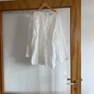 Fin blus med spets. - Ilse Jakocobsen-blus med spets i 100 % bomull. Blusen använd endast 2 gånger. Storlek 42.