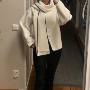 Scarf jacket - Såå snygg kort kappa med scarf. Endast använd 1 gång, inga skavanker. 