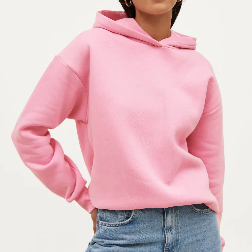 Rosa hoodie som aldrig använts så är som ny, Köpt från Gina för 300kr, Storlek XS men passar även S, M och L, väldigt tjock och blir inte nopprig . Hoodies.