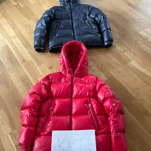 Moncler ecrins - Säljer dessa 2 moncler ecrins i färgen blå och röd, size 3 = M, köpa på nk i Stockholm, pris kan diskuteras! OBS Bud från 7000kr st