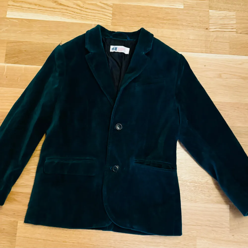 Snygg mörkgrön fur jacka, väldigt bra skick använd enstaka gånger. Köpt från H&M för 350 kr säljer för 200 kr. Jackor.