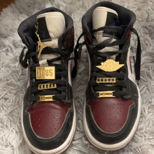 Womens air Jordan 1 low - Säljer mina Jordan 1 eftersom dem inte används längre, köpta för ungefär 4-3 år sedan och inte används så mycket. Kartong följer med💕 pris kan diskuteras 