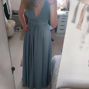 Balklänning  - Säljer min super söta balklänning ifrån jj's house. Fint skick och ändast andvänd 1 gång. Går hela vägen ner till marken på mig som är 170 cm. Hör av er vid frågor,  pris går att diskutera vid snabb affär💕