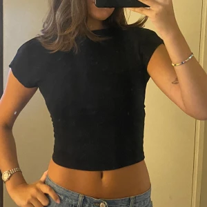 Svart topp - Svart topp med öppen rygg i storlek S