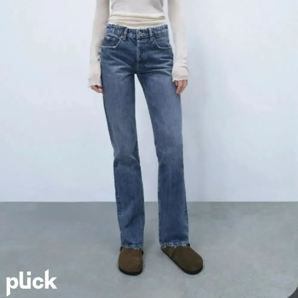 Zara mid waist jeans som är måttligt använda men utan slitningar. Storlek 38 och är lite korta på mig som är 177💕. Jeans & Byxor.