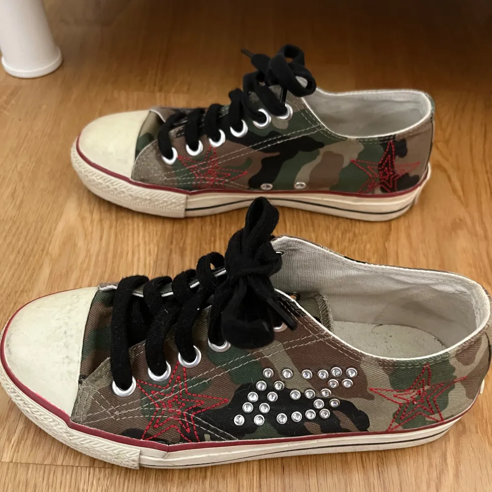 Säljer dessa converse-liknande, snygga sneakers i camouflage-mönster med röda stjärnor 💚❤️ Köpte längesen så helt utsålda. Pris kan diskuteras! Skick 8/10 🫶🏼. Skor.