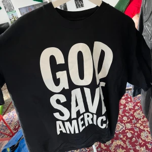 SJUK Kanye 2024 Election Tisha 🙏🛕🔯☸️⛩️ - RÄRE Ye merch från 2024 presi candidate era. ingen tagged sz men sitter som L/XL. passar riktigt baggyshwaggy på mig some 175. riktig nod shed joeyy tisha denna
