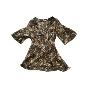 Blommig mesh blus - Somrig och fin mesh blus med knyte där bak! 